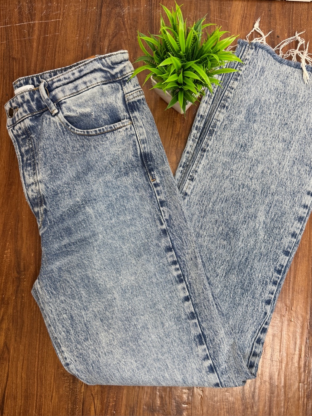 Zara Womans Jeans Sz 10 Light Wash Buttonfly  High Rise Straight Leg Frayed Hem